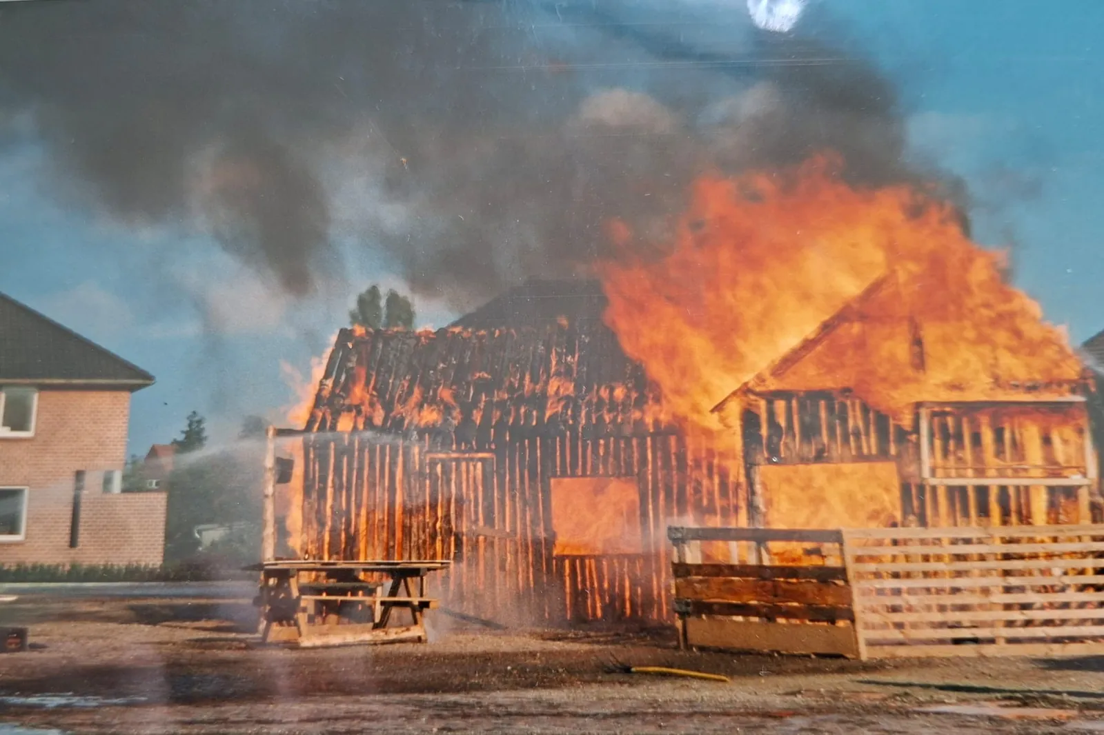 Gecontroleerde oefenbrand van een houten constructie