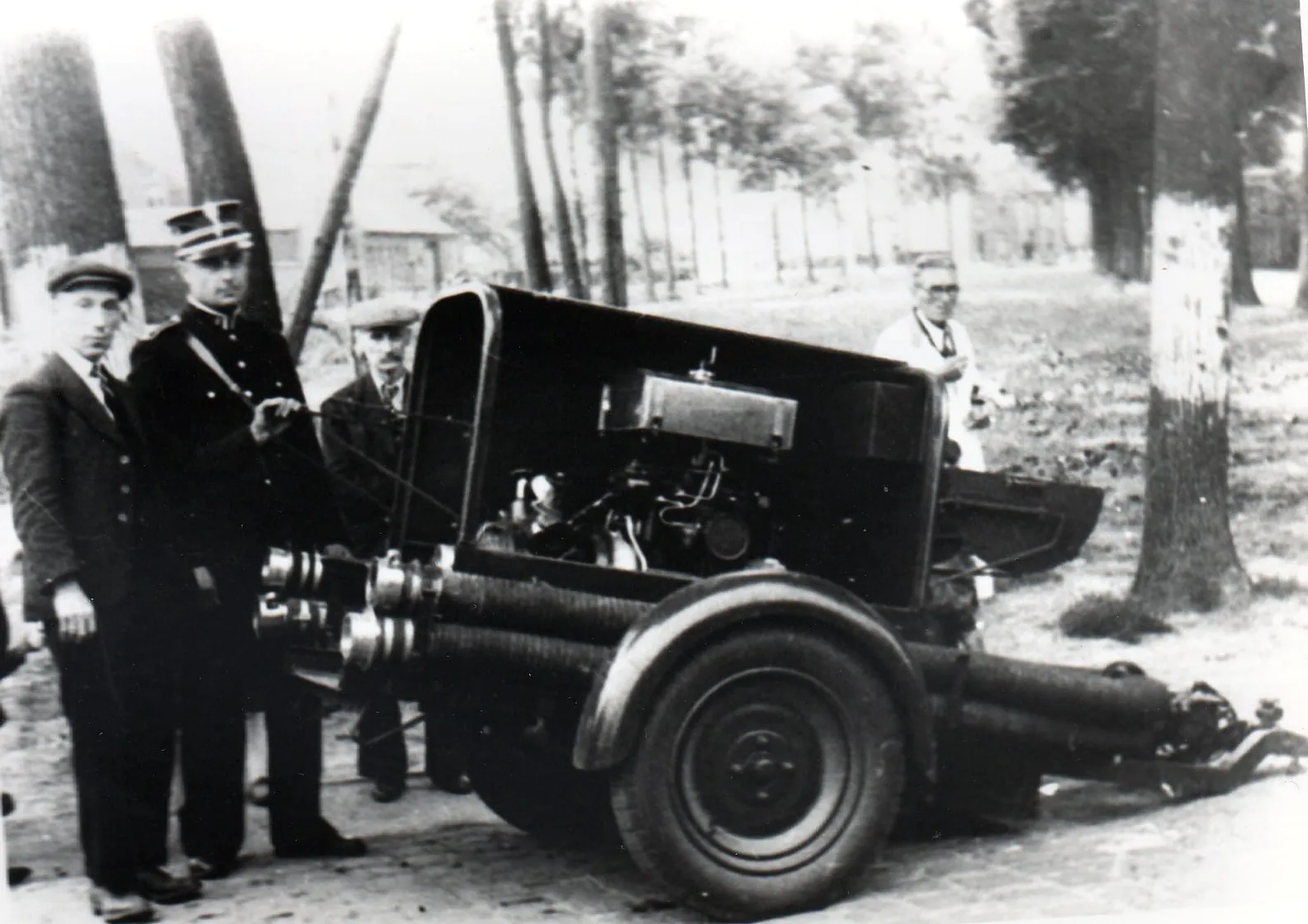 Historische foto van Breese brandweerlieden bij een motorpomp