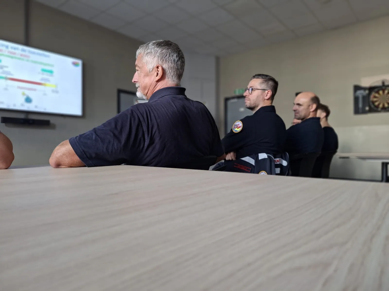 Brandweerlui volgen een briefing in de kazerne