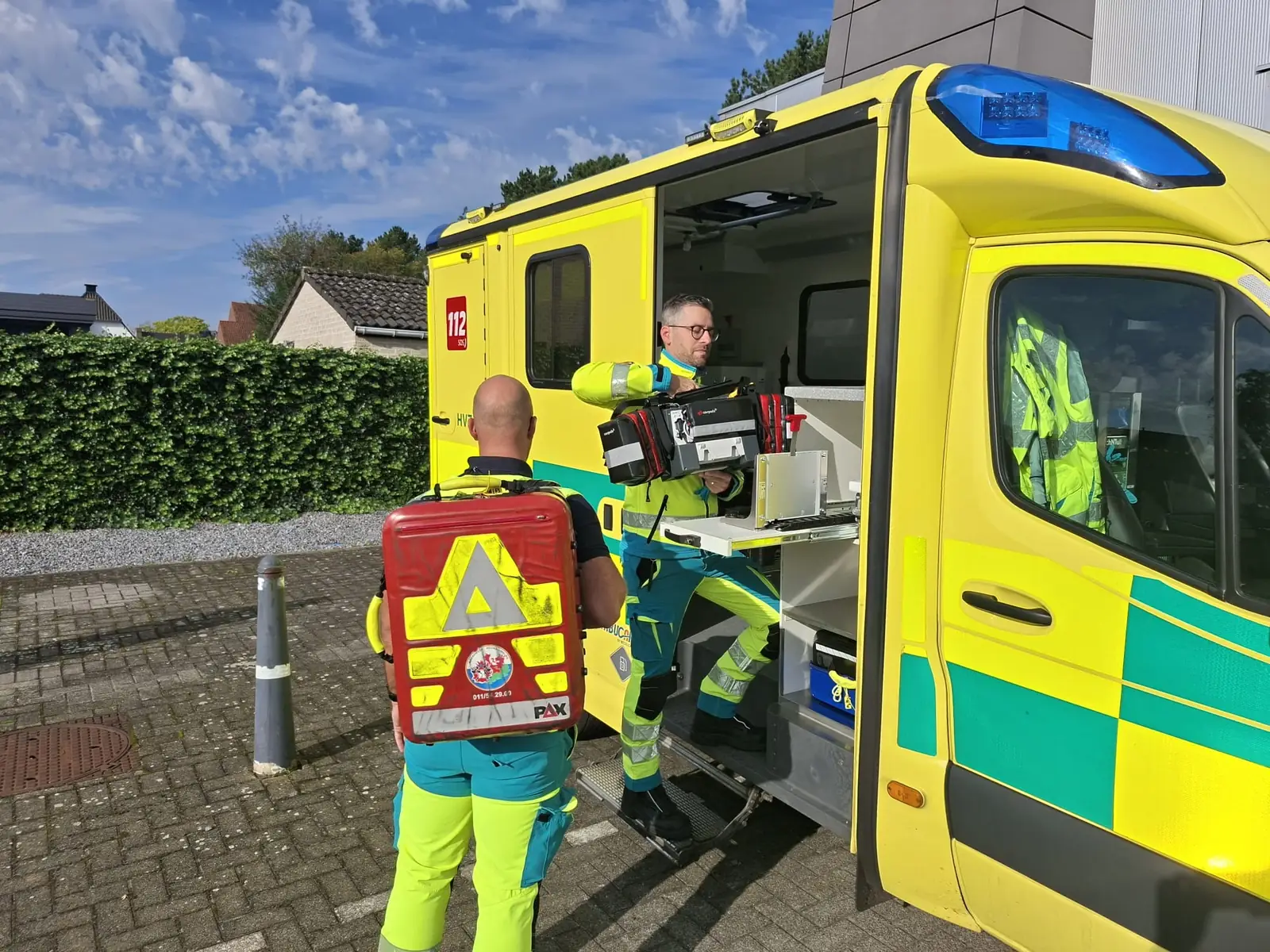 Ambulanciers maken materiaal klaar aan een ambulance