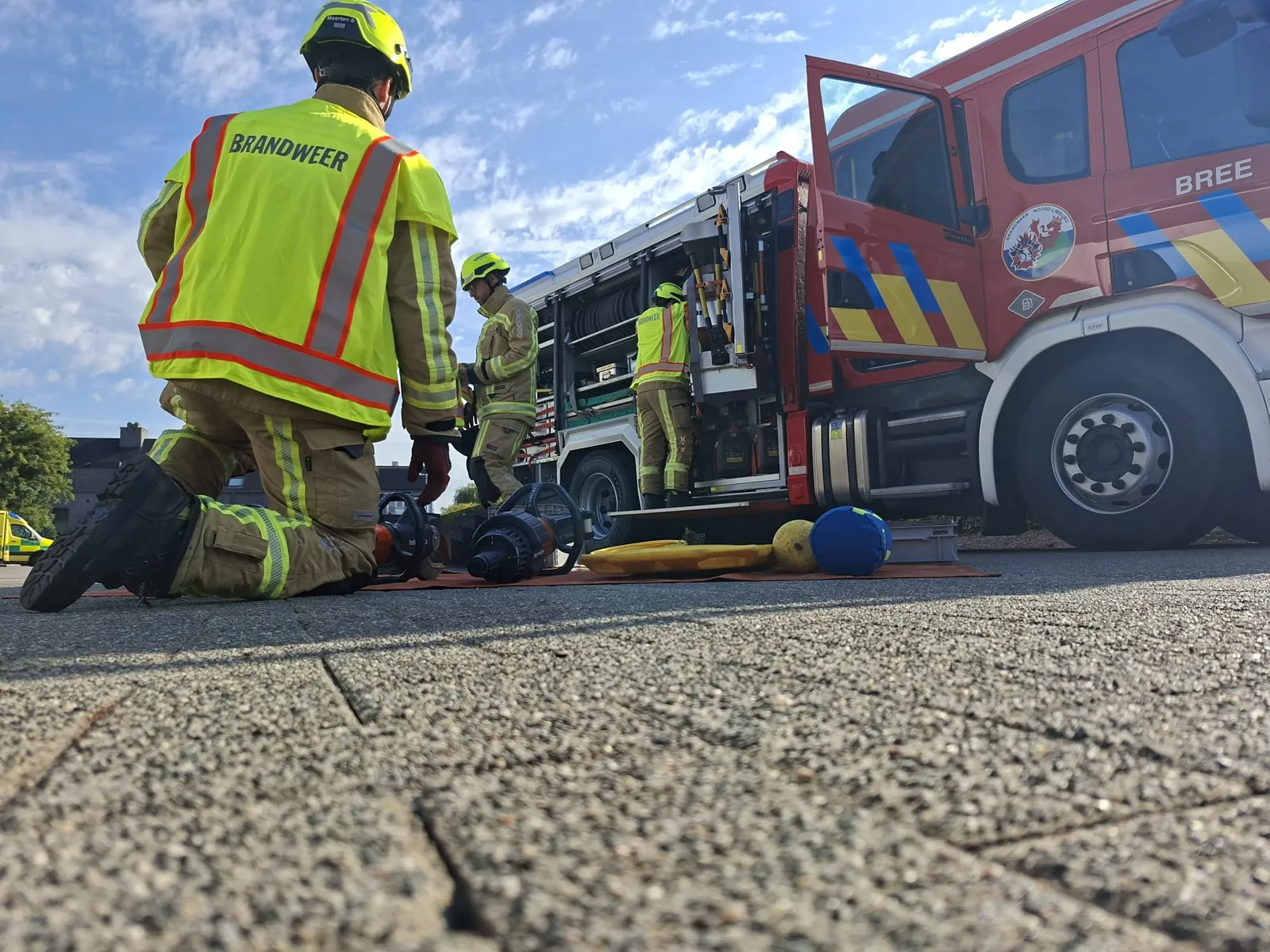Brandweerlui van Brandweer Bree aan het werk bij hun autopomp