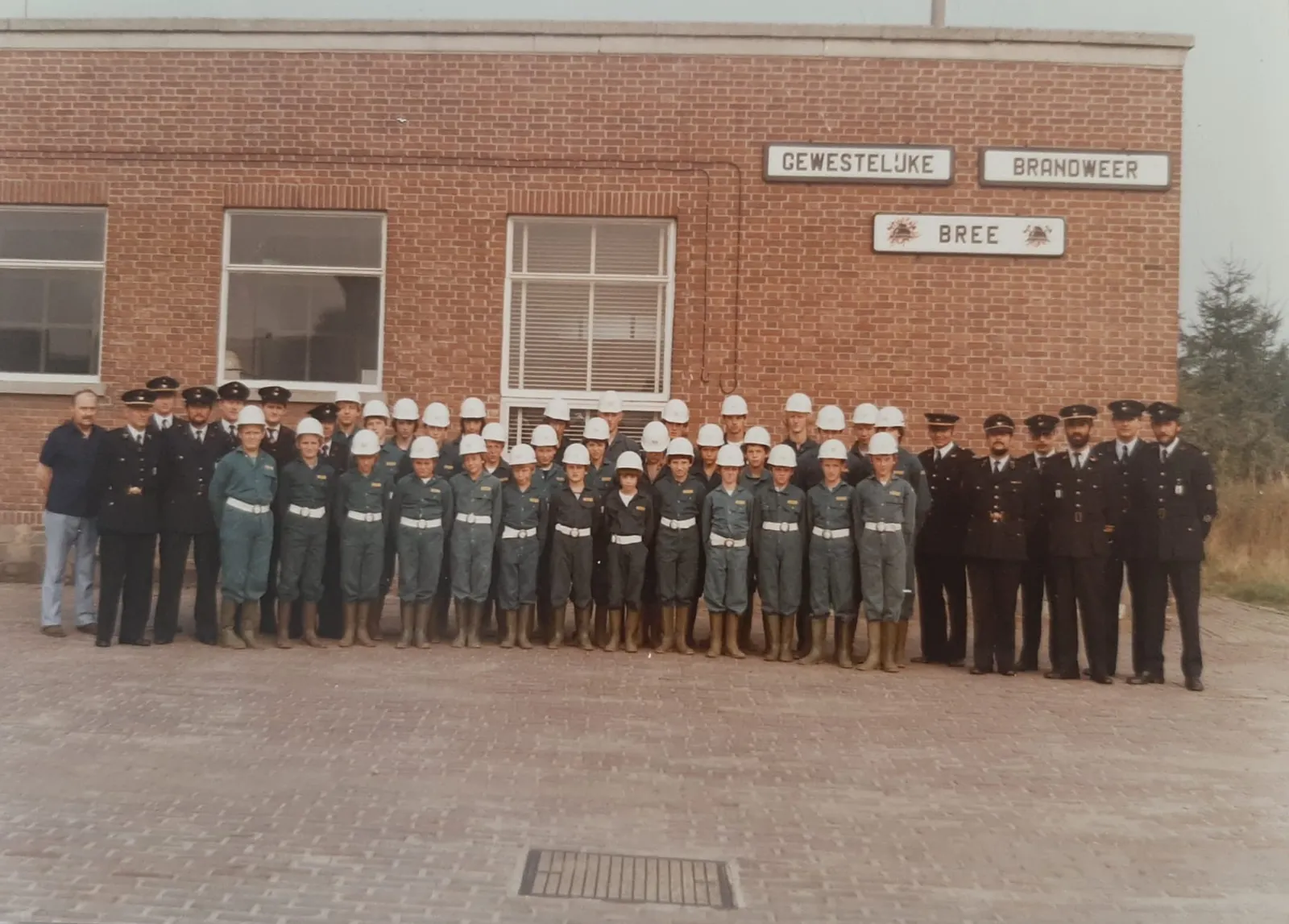 Groepsfoto van de jeugdbrandweer bij de gewestelijke brandweer Bree